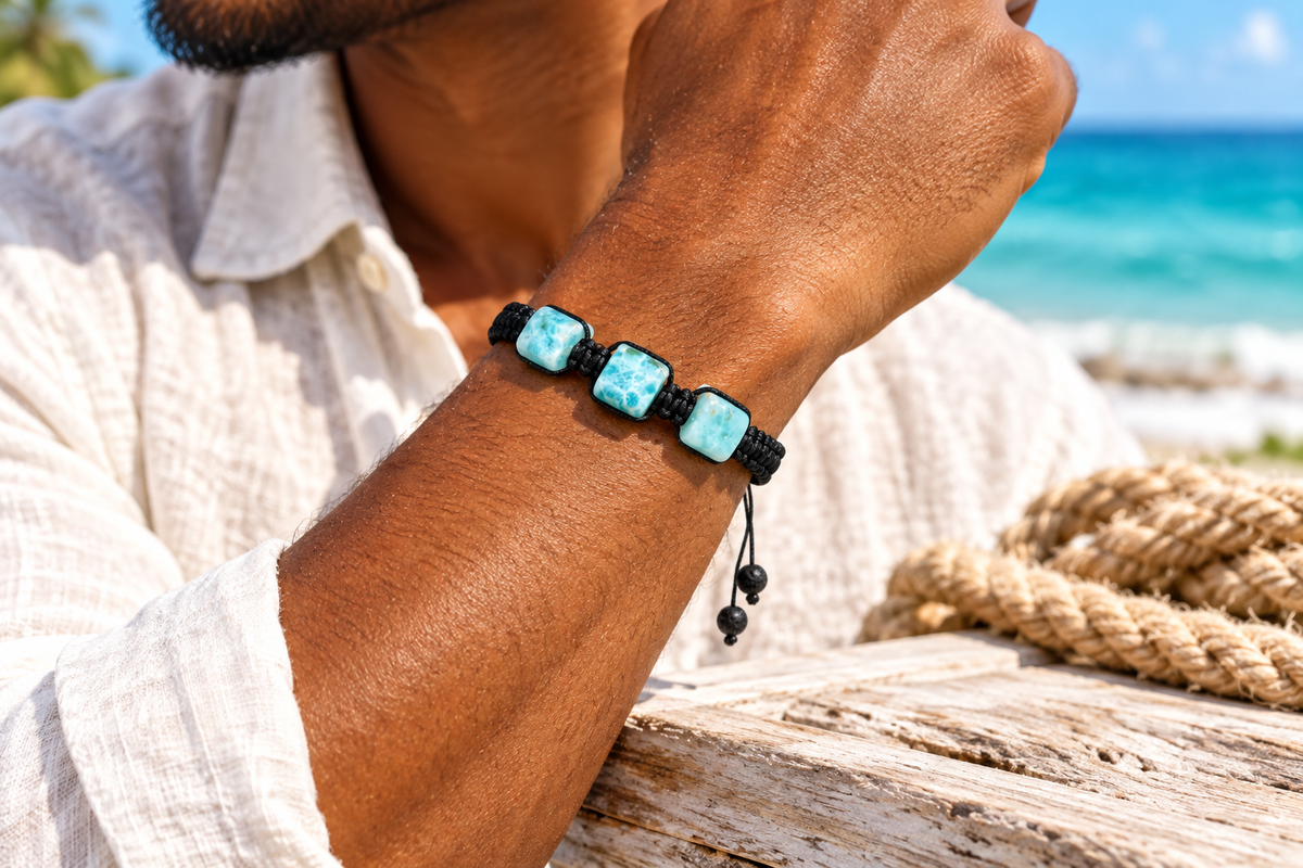 Pulsera de macramé de larimar y piedra de lava indossata da un uomo