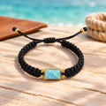 Pulsera de Macramé Negro con Larimar sobre madera clara