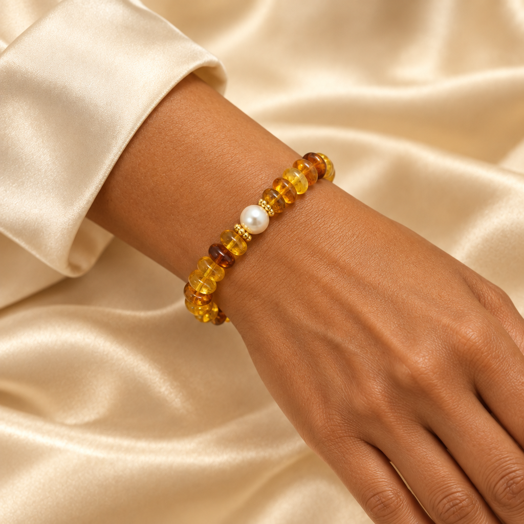 Pulsera de Ámbar con una sola perla cultivada visible puesta por Maria