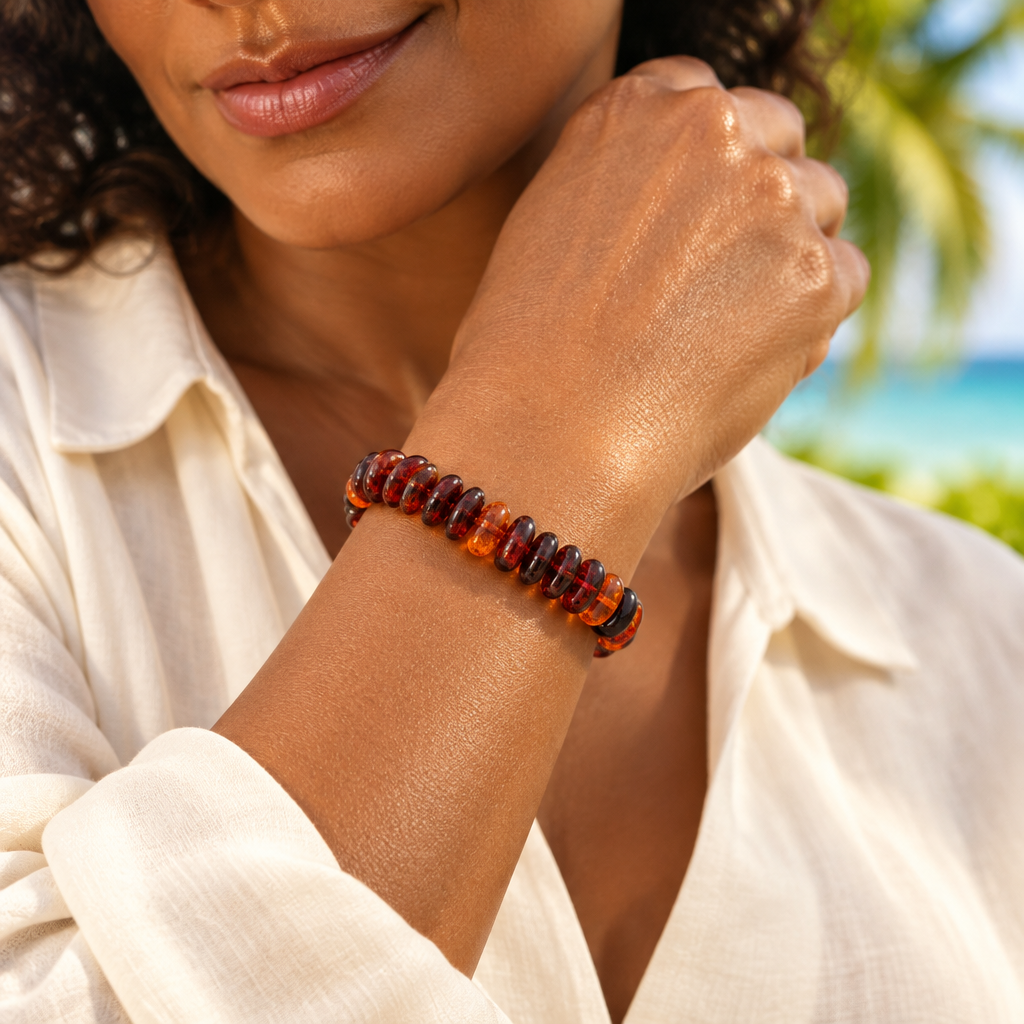 Pulsera de Ámbar Rojo puesta por Maria, cuentas visibles y cierre de macramé discreto