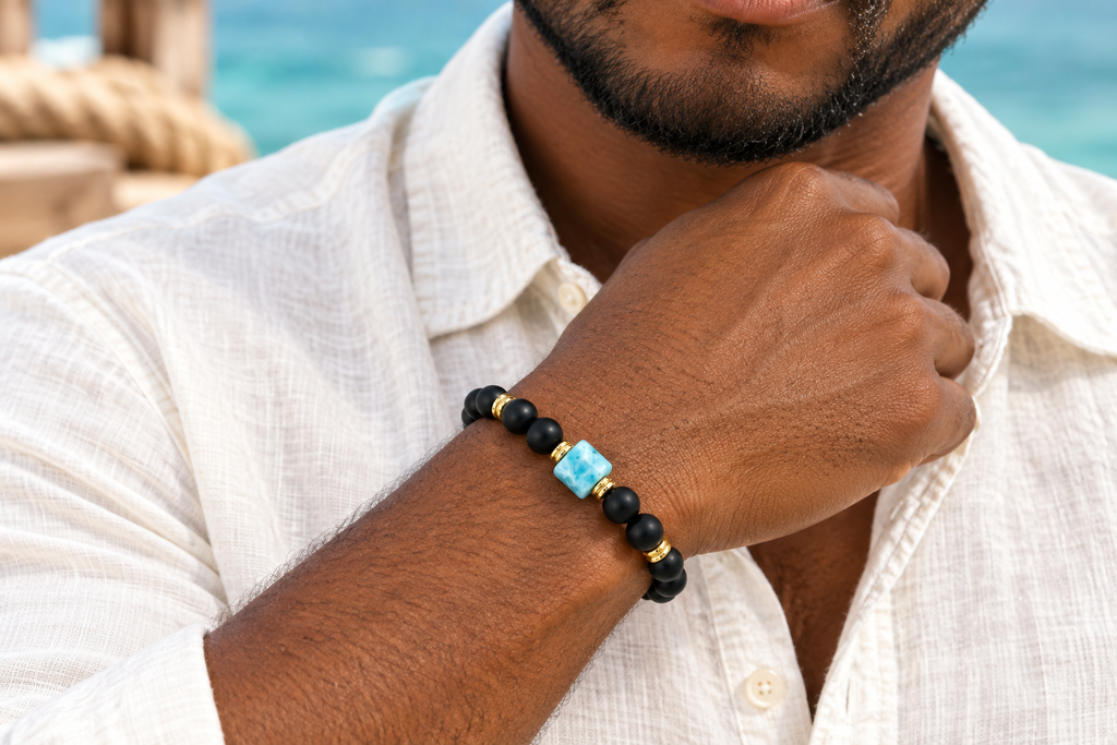 Pulsera de ónix mate y larimar con ambos pares de detalles dorados, puesta por un hombre