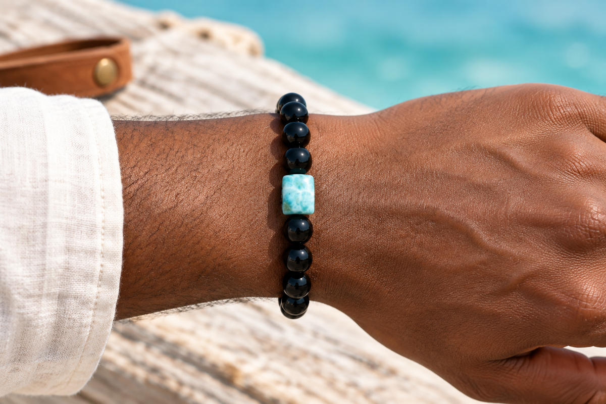 Pulsera de ónix y larimar puesta en la muñeca de un hombre