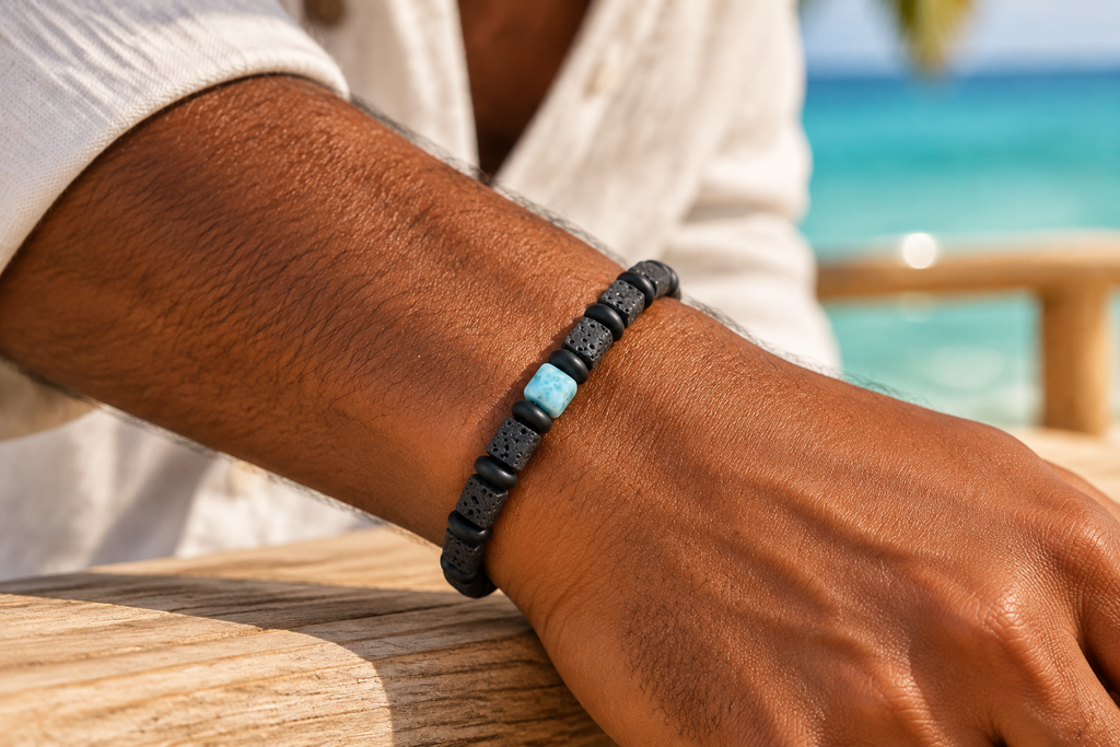 Pulsera de piedra de lava y larimar indossata su un polso maschile