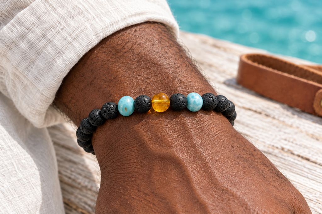 Pulsera elástica de lava con larimar, una cuenta de ámbar y cuentas de lava intermedias puesta en la muñeca