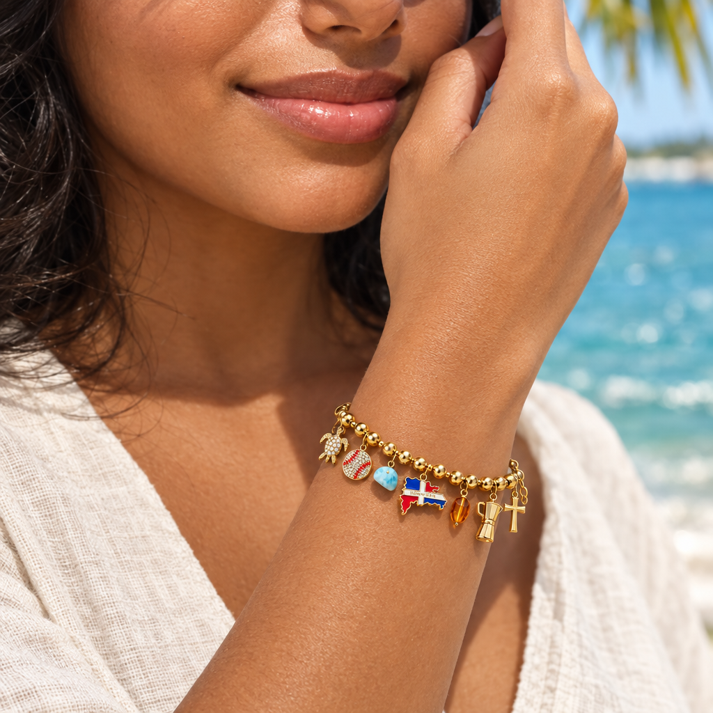 Pulsera Orgullo Dominicano con charms puesta por una mujer joven