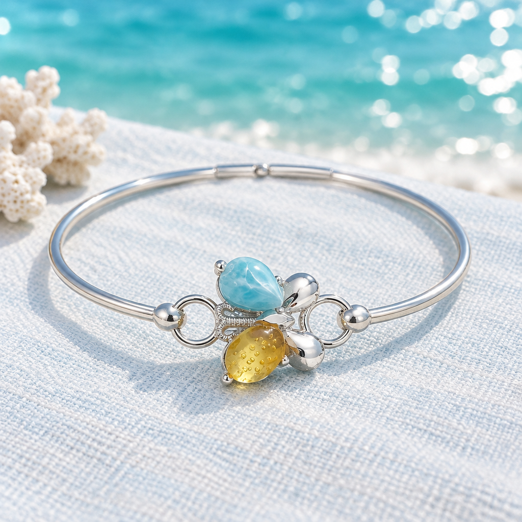 Pulsera Rígida de Mariposa con Dos Piedras junto al mar